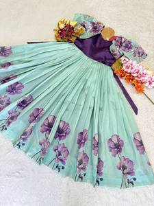 ชุดเลเฮนกาโชลีลายดอกไม้สวยงามพร้อมเสื้อปักผ้าแบบปรับแต่งได้สำหรับงานแต่งงาน - Product Image 6