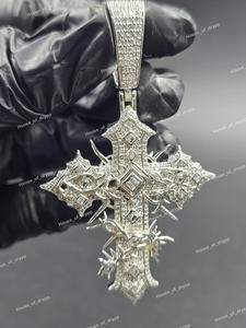 จี้กางเขนแบบกอธิคประดับเพชรโมอิสซาไนต์สีเงินทรงเหลี่ยม ดีไซน์เรียบหรู สไตล์ฮิปฮอป เครื่องประดับแฟชั่น - Product Image 3
