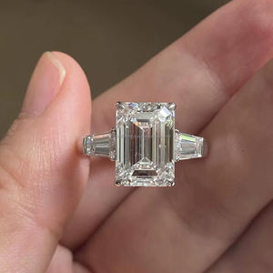 Anillo de Diamantes con Corte Esmeralda Premium y Diamantes Laterales en Oro Blanco, Elegante Anillo de Compromiso con Diamantes Esmeralda para Mujer, Joyería Fina - Product Image 1
