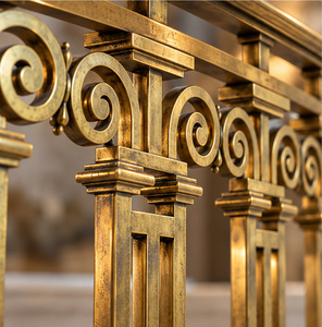 Rampe en laiton de style régale avec des bandes à double volute et des balustres carrés cannelés, garde-corps et balustrade en métal - Product Image 2