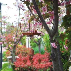 Les bacs à eau pour oiseaux en métal les plus tendance peuvent être placés sur des piédestaux, accrochés ou fixés, offrant ainsi des options de design polyvalentes. - Product Image 4