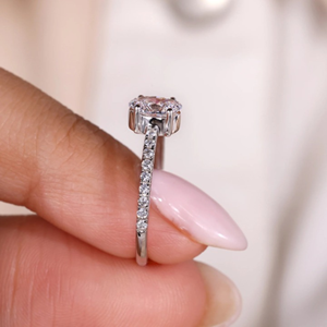 Bague de fiançailles solitaire en or jaune 14 carats avec diamant de laboratoire ovale de 0,50 carat et halo caché, idéale pour les fêtes et comme cadeau. - Product Image 4