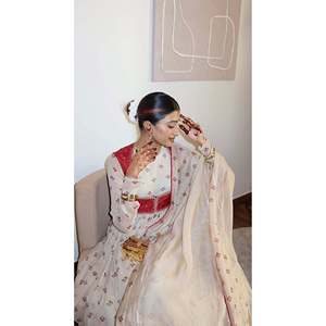 ชุดเลเฮนกาโชลีผ้าโพลีเอสเตอร์สำหรับงานปาร์ตี้ ยี่ห้อไซ เครเอชั่น ดีไซเนอร์ พร้อมผ้าคลุมโคติ ดูปัตตา สีขาว ไซส์ M ลายพิมพ์ดิจิทัล ชุดสวยสง่า - Product Image 3