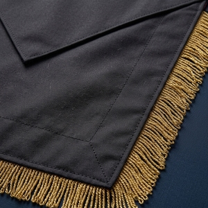 Tablier maçonnique en cuir blanc avec broderie dorée Aigle à double tête, écusson drapeau de Loge 32, franges et rabat en V de luxe - Product Image 6