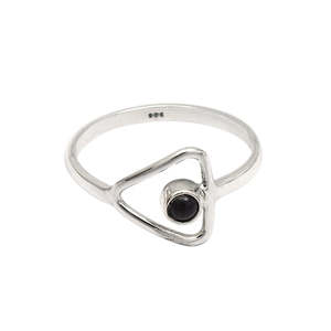 Bague en forme de triangle creux pour femme avec serti clos à facettes rondes, pierre précieuse onyx noir, style minimaliste bohème en argent 925 - Product Image 1