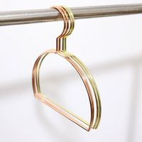 Percha de Metal con Acabado Dorado y Diseño Hecho a Mano, Perfecta para Organizar Ropa en el Hogar o en Espacios de Oficina