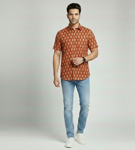 Chemise décontractée pour homme à manches courtes, col rabattu, imprimé batik Red Buta Design, 100% coton, bouton unique, écologique et respirante - Product Image 5