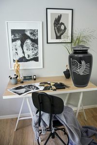 Urna Funeraria Americana Honor y Gloria, Urna de Metal Hecha a Mano para Cenizas Humanas, Urna Funeraria para Adultos con Bolsa de Terciopelo - Product Image 3