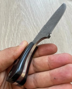 Couteau de camping et de dépecage à lame fixe fait main avec lame en acier à motifs et étui en cuir pour le camping en plein air, la chasse, vente en gros - Product Image 4