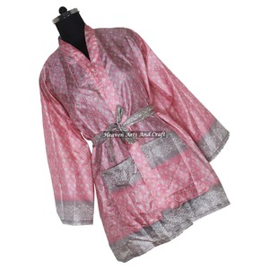 KS003 Robe longue kimono de plage ethnique d'été en soie vintage indienne faite à la main, imprimé floral, style bohème, pour la nuit ou comme peignoir - Product Image 1