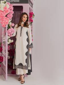 Ensemble prêt-à-porter de créateur avec haut en tissu slub à motifs complexes et broderies, bas en tissu slub et dupatta en soie tabby à imprimé numérique - Product Image 3