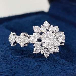 Anillo de Compromiso y Boda de Plata con Diamante Sintético de Corte Brillante Redondo para Mujer - Product Image 2