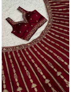 Lehenga KV Maroon Art Silk, con relieve y adornos, tradicional, para bodas y fiestas de otoño, semisellado, sin arrugas, de secado rápido y reversible. - Product Image 3