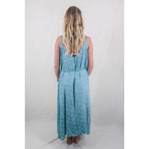 Robe longue d'été pour femme, bleue imprimée, 100% lin, écologique, sans manches, style bohème, coupe ample, ourlet portefeuille, idéale pour la plage - Product Image 3