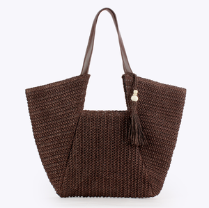 Célébrez l'artisanat unique avec ce sac en fil naturel artistique, fini d'une pompon classique pour un look élégant. - Product Image 1