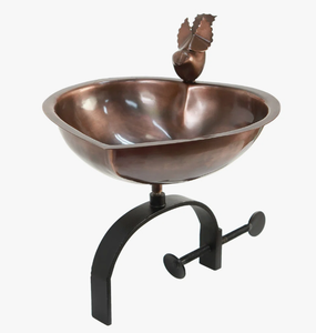 Nouveauté 2026 : Abreuvoir pour oiseaux en cuivre antique à fixer sur garde-corps, avec figurine d'oiseau et support à pince - Product Image 1