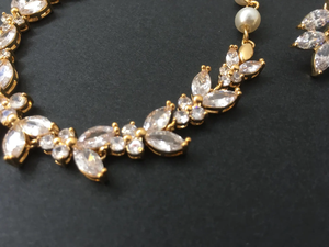 Juego de Joyería Nupcial Dorada - Collar de Circonita Cúbica y Pendientes de Perlas, Juego de Joyería de Plata de Ley Chapada en Platino con Diseño Floral Vintage - Product Image 4