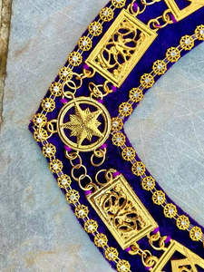 Collier de Grand Lodge maçonnique, chaîne plaquée or avec fond violet en tissu velours - Product Image 3
