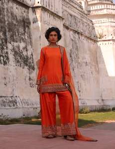 Ensemble ethnique pour femme en soie chinon lourde avec broderie de sequins, comprenant un Kurti, un Plazzo entièrement cousu et un Dupatta en soie organza et satin. - Product Image 2