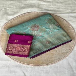 VASTRA COTTAGE Sari de Seda Dola Premium con Tejido Meenakari Zari, Borde de Zari con Ribete y Blusa en Contraste, Sari Elegante para Fiestas - Product Image 3