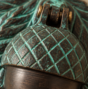 Timbre para Puerta con Diseño de Hoja de Roble y Placa Trasera Texturizada con Acabado Verdigris, Herraje Decorativo Inspirado en la Naturaleza - Product Image 4