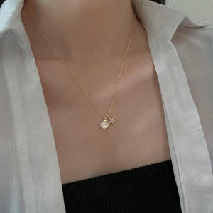 AMBER JEWELS สร้อยคอเปลือกหอยมุกน้ำทะเลสีขาว AAA ชุบทองสำหรับผู้หญิง เครื่องประดับสวมใส่ได้ทุกวันแบบมินิมอล - Product Image 1