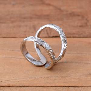 Anillo de doble banda de plata de ley 925 con textura artesanal en zig-zag - Joyería llamativa ajustable para alivio de la artritis - Product Image 4