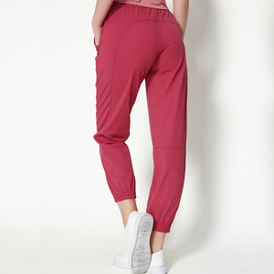 Pantalones deportivos grises para hombre con cintura elástica, cordón ajustable y bolsillos grandes, ligeros, transpirables y casuales. - Product Image 5