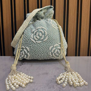 Bolso de mano artesanal AL MALIK CRAFT con cuentas, bordado de perlas y diseño de borlas florales, hecho de algodón para decoración de bodas - Product Image 1