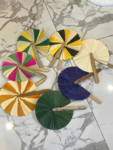 Éventail en feuille de palmier traditionnel, artisanal et écologique, couleur et design personnalisables, disponible pour les cadeaux et souvenirs de fêtes et de mariages - Product Image 4