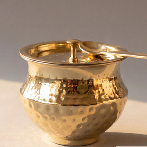 Contenant en laiton martelé réfléchissant et brillant, accompagné d'une cuillère classique en métal massif, disponible au prix de gros. - Product Image 1