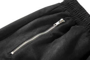 กางเกงขาสั้นผู้ชายทรงปกติสีดำมีกระเป๋ามีสไตล์ 4 ช่อง ซิปปิด กระดุมผ่าหน้า ขอบเอวยางยืดพร้อมเข็มขัด - Product Image 4