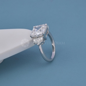 Anillo de Diamantes de Diseño Moderno con Tres Piedras, Anillo de Diamantes Creados en Laboratorio, Corte Princesa, Oro Amarillo, Joyería Fina de Diamantes para Mujer - Product Image 3