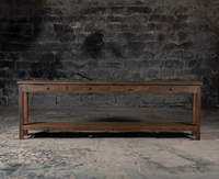 Table console en bois de style farmhouse, idéale pour une décoration rustique, ajoutant du charme et des solutions de rangement fonctionnelles.