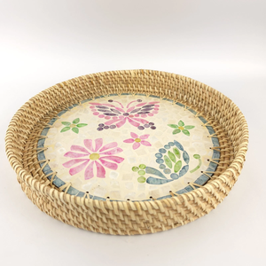 Bandeja de ratán hecha a mano con incrustaciones de concha de capiz, bandeja decorativa estilo boho para servir, decoración para el hogar, para mesa, de Vietnam. - Product Image 1