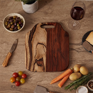 Tabla de cortar de madera de nogal bicolor única con asa integrada de doble tono, perfecta para cortar verduras - Product Image 5