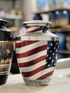 Urne de crémation en aluminium de drapeau américain de haute qualité urnes en métal durables en vrac pour les funérailles d'adultes imprimant le stockage de cendres humaines - Product Image 5