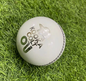 Pelota de Cricket de Cuero Blanco Kooka Colt, Pelota Profesional para Partidos, Pelota de Cricket Resistente y Dura, Calidad Premium, Cosida a Máquina - Product Image 1