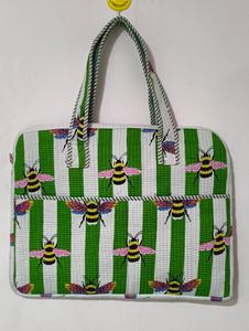 Sac à bandoulière en coton matelassé à fermeture éclair de style bohème avec imprimé abeille et floral, sac fourre-tout rayé vert - Product Image 3