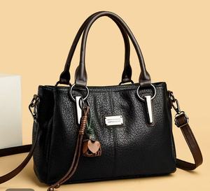 Bolso de Hombro de Cuero Genuino Negro para Mujer con Decoración de Borlas y Correa Ajustable para Uso Diario - Product Image 1