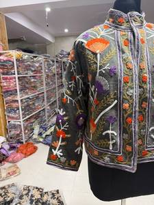 Chaqueta de Mujer con Cuello Mandarín Bordado a Mano con Flores, Manga Tres Cuartos, Estilo Étnico Otoñal, Corta, Diseño Elegante, Regalo - Product Image 2