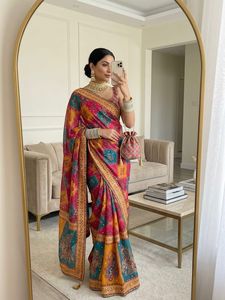 Sari de seda Chinon con estampado digital y espejo real bordado a mano en toda la prenda, con ribete de encaje Samosa y Latkan, y blusa a juego. - Product Image 3