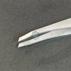 Pince à épiler inclinée en acier inoxydable Gray Rocks, faite à la main, avec poignée confortable, réutilisable - Product Image 3