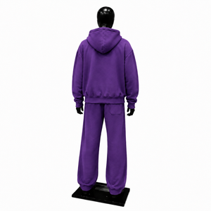 Ensemble de survêtement graphique violet pour homme – Hoodie zippé et pantalon de jogging ample – Style urbain premium - Product Image 2