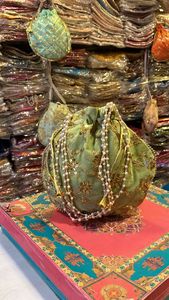 Sac Potli artisanal style Jaipur avec broderie dorée Arti Tari, poignée en perles et cordon de serrage – Économique, idéal pour cadeau de mariage ou pochette festive - Product Image 2