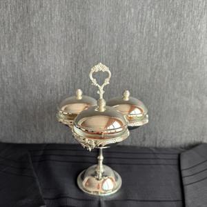 Elegante Porta Chocolates y Frutos Secos Plateado en Plata de Ley con Tres Compartimentos, Ideal para Eventos Festivos y Reuniones - Product Image 1