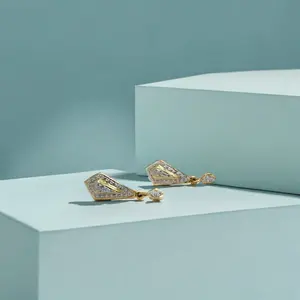 Boucles d'oreilles pendantes élégantes en or 22 carats avec pierres de cristal pour femmes, à porter au quotidien et pour les soirées - Product Image 2