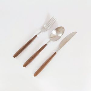 Juego de cubiertos de metal de estilo real con mango de madera, ideal para una experiencia gastronómica de alta calidad, regalo de inauguración de casa, diseño atemporal. - Product Image 2