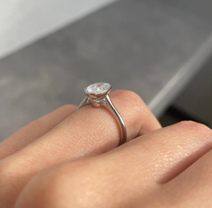 Bague de fiançailles pour femme en or jaune 14 carats avec diamant taille ovale, style classique, couleur D, pierre naturelle certifiée IGI, RAHA JEWEL RJ491 - Product Image 2