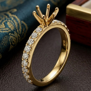 Bague en Or Jaune 18 carats avec Monture Pavé de Diamants, Couronne à 6 Griffes, Demi-Bague Éternité Ronde Élégante, Bijou Personnalisable en Or (Karat et Couleur) - Product Image 1